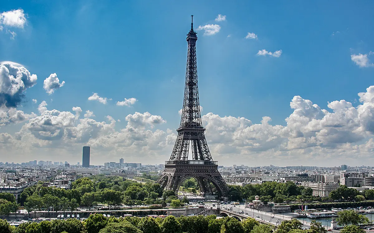 Paris en plein jour avec la tour Eiffel et le panorama urbain sous un ciel bleu